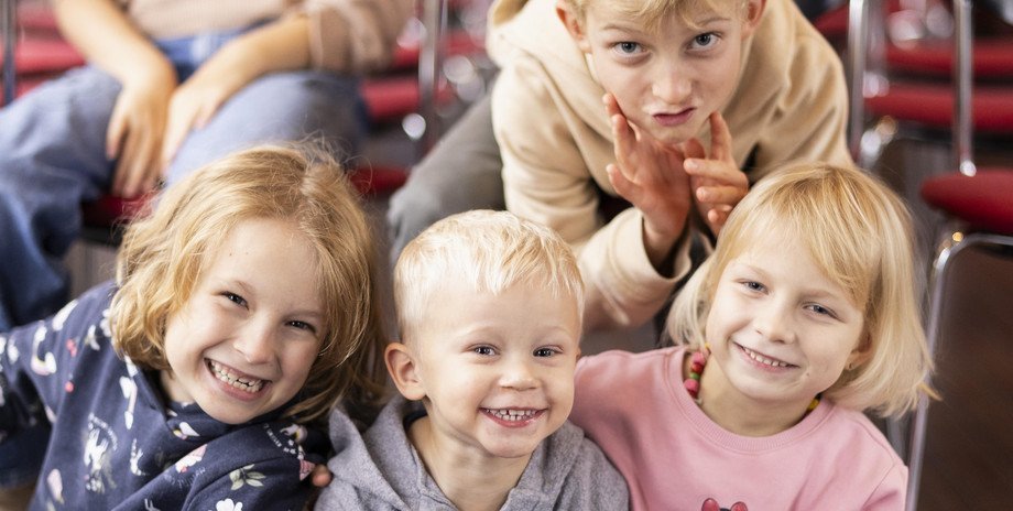 Gruppe von Kindern am Grimassenschneiden